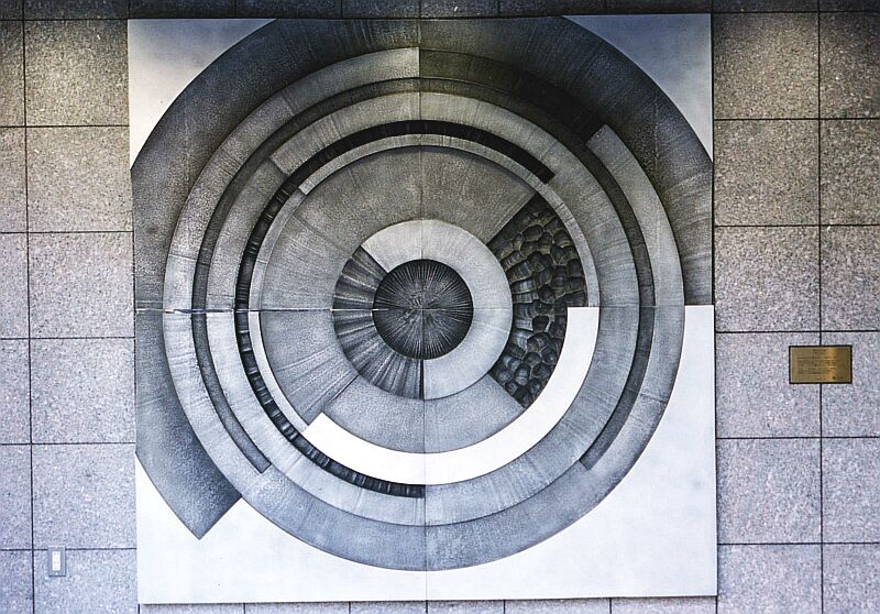 東京国際ビジネスカレッジ レリーフ